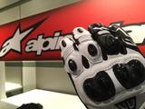 画像: 楽しみな新作グローブ。ナックル部分のプロテクターが分割され、操作性向上が図られるなど、進化を果たしているようです。