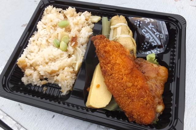 画像: 『茶屋弁当』……緊張していて撮るのを忘れて食べかけの写真しか撮れませんでした。ごめんなさい。