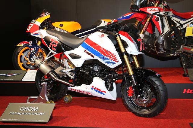 画像: モーターサイクルショーで初披露となったHRCのグロム(レースベース車)。市販の際には、リアサスペンション(出展車両はオーリンズを装着)や、ハンドルは変更になるようだ。また、サイレンサーやステップはサービスショップごとに用意し、装備した状態で販売される。(写真/南孝幸)