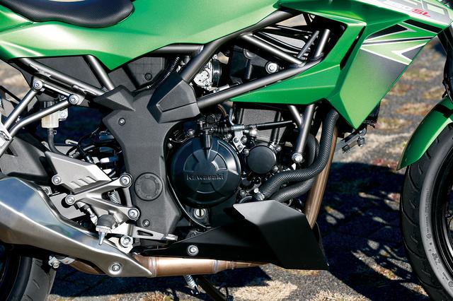 画像: DトラッカーXやKLX250のものをベースにロードスポーツ向けにリファインされた水冷シングルエンジン。中回転域で力強く、高回転域では伸びやかなフィーリングを味わえる。