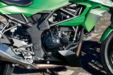 画像: DトラッカーXやKLX250のものをベースにロードスポーツ向けにリファインされた水冷シングルエンジン。中回転域で力強く、高回転域では伸びやかなフィーリングを味わえる。