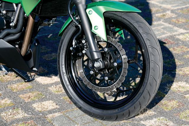 画像: 110mmのストロークを持つφ37mm正立フロントフォークを装備して軽快な乗り味と快適性を両立。2ピストンキャリパーに組み合わせられるのはφ290mm径のペタルローターだ。