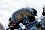 画像: ニンジャ250SLと共通のコンパクトながら視認性に優れたオール液晶メーター。バーグラフ式回転計、デジタル速度計、距離計、時計、燃料計を分かりやすくレイアウト。