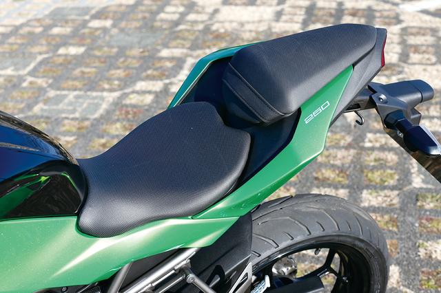 画像: ニンジャ250SLのものとシートのデザインは共通だが、シート高は785mmと5mmアップしている。燃料タンクに出来るだけ近づけられ、スリムさを追求することで足つき性の向上にも配慮。