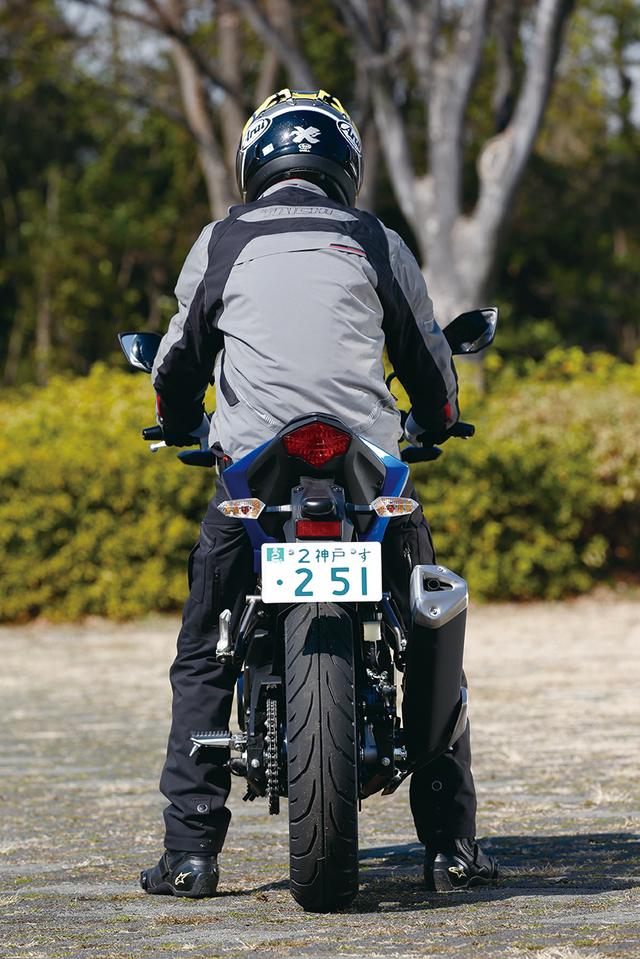 画像: バータイプのハンドルはニンジャ250SLよりもかなり高くて幅も広い。ステア操作が軽く、上体の前傾度も弱いから渋滞路もツーリングも快適だ。176㎝のライダーでも窮屈さは感じないし、細身の車体でオートバイとライダーの一体感が高いことも魅力。
