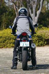 画像: バータイプのハンドルはニンジャ250SLよりもかなり高くて幅も広い。ステア操作が軽く、上体の前傾度も弱いから渋滞路もツーリングも快適だ。176㎝のライダーでも窮屈さは感じないし、細身の車体でオートバイとライダーの一体感が高いことも魅力。