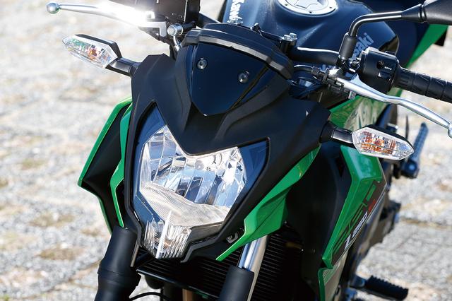 画像: 逆三角形形状のヘッドライトはマルチリフレクタータイプ。Z800やZ250とも共通したイメージを与えられ、シリーズのアイデンティティを表現。