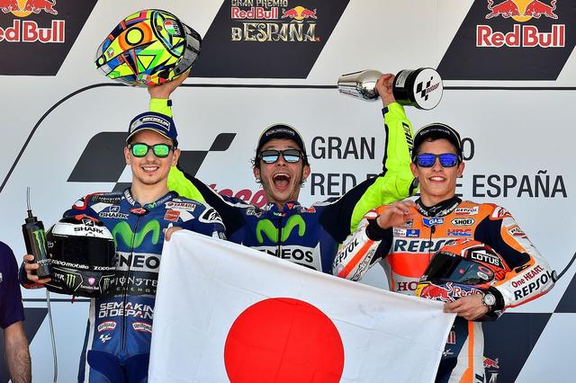 画像: 表彰台では、マルケスが持ってきた日の丸をロレンソが手伝って広げてくれていました。ありがとう!