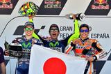 画像: 表彰台では、マルケスが持ってきた日の丸をロレンソが手伝って広げてくれていました。ありがとう!