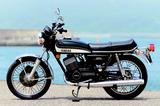 画像: ほぼ共通の車体の兄弟車であるRD250 の12L のタンクに対し、この350 は16L の容量。両サイドの「YAMAHA」エンブレムはステッカーではなくプラスチック製の立体タイプ。左サイドカバーは2 ストエンジンオイルのタンクを兼ねている。