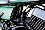 画像: RX350 の2スト並列2気筒エンジンを大幅に改良。プラス3馬力の39PS までパワーアップし、当時は珍しかった6速ミッションを新採用。クロスレシオ気味の変速比はコーナーでの扱いやすさに加え、加速性能向上にも貢献した。この初期型にはないが、後期型RD350のシリンダーフィンの間には共振防止用ゴムがはめ込まれている。