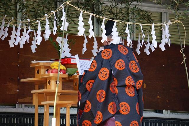 画像: バイク神社の小鹿神社。神主さんに、安全祈願をして頂きました。