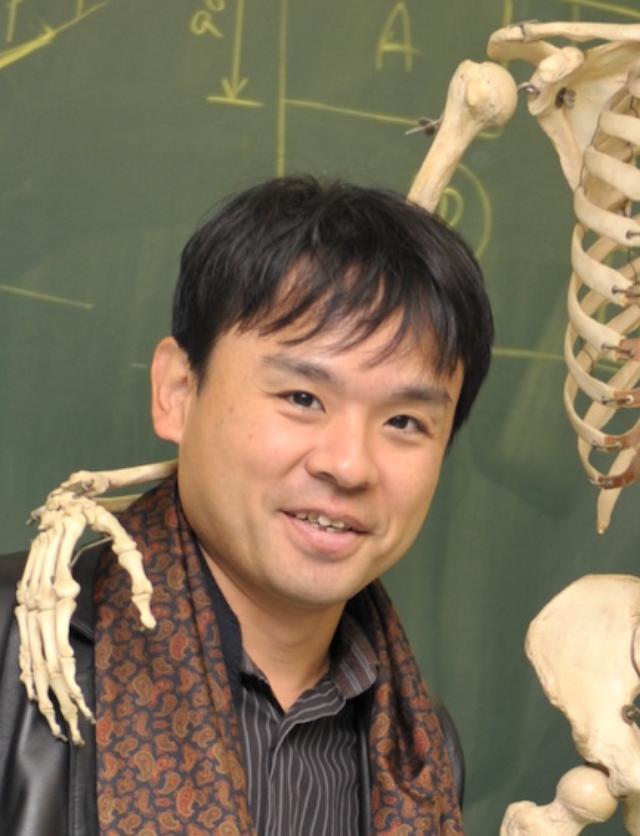 画像: <座学講義> 加藤 麻樹 氏 (早稲田大学人間科学学術院准教授 交通心理士) ヒトに合わせたモノづくりを目指す人間工学を専門とし、 主に日常生活における安全性と効率性を向上させる研究を行う。高校生のころにバイクデビューし、 現在はFXSTを所有。