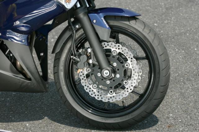 画像: インナーチューブ径41mmの正立フォークを採用。カワサキ車ならではのペータルディスクは300mm径だ。