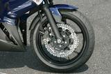 画像: インナーチューブ径41mmの正立フォークを採用。カワサキ車ならではのペータルディスクは300mm径だ。