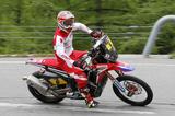 画像: こちらはダカールラリーに参戦したファクトリーレーサーのCRF450ラリー。 日本の道、しかも公道を走るのはもちろん初めて!