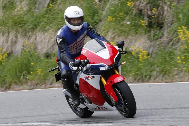 画像: 昨年に引き続き、RC213V-Sも登場。RCV1000Rとの貴重なランデブーを見せてくれました。