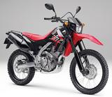 画像: H047 HONDA CRF250L ■価格:46万2240円(エクストリームレッド)/47万3040円(ブラック) 幅広い層のライダーがオフロードを楽しめるよう、トータルバランスと操縦安定性を徹底的に追求。エンジンはCBR250R用の水冷単気筒エンジンをオフロード向けにチューニングしたものが搭載されている。