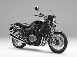 画像: H008 HONDA CB1100EX/ABS/ABS E Package/SE ■価格:113万4000円/118万4760円/125万2800円/120万960円 スポークホイール装備のCB1100EXにも限定車が登場。チタニウムブレードメタリックのボディカラーにはブラックメタリックのタンクグラフィックが組み合わされ、モノトーンのシックな色調にまとめられている大人のための1台。