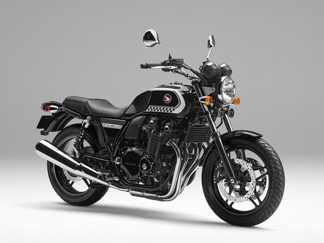 画像: H007 HONDA CB1100/ABS/SE/BLACK STYLE/ BLACK STYLE ABS ■価格:105万8400円/110万9160円/109万2960円/102万6000円/107万6760円 低めに設定されたシート高と、スポーティな走りで人気のCB1100(STD)にもスペシャルエディション(限定車)が登場。ブラックスタイルをベースにチェッカーフラッグイメージのホワイトのグラフィックをタンクとサイドカバーに採用する。