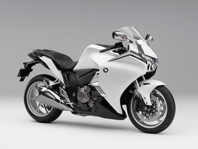 画像: H004 HONDA VFR1200F/Dual Clutch Transmission ■価格:162万円~172万8000円(DCT) VFRシリーズのフラッグシップモデル。2012年のマイチェンではトラクションコントロールを新たに搭載。エンジンの改良や燃費向上、燃料タンク容量アップ、DCTの機能追加などでさらに完成度を高めた。
