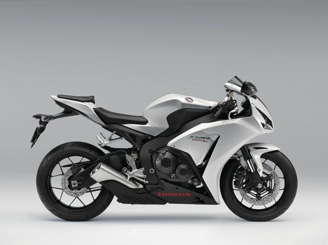 画像: H010 HONDA CBR1000RR ■価格:146万8800円〜167万4000円 国内仕様のCBR1000RRは日本の道路に最適。2014年型からエンジンの吸排気ポート変更などで123PSにまでパワーアップ。ミッションの見直し、ステップ位置の後退などで、ポテンシャルを向上。