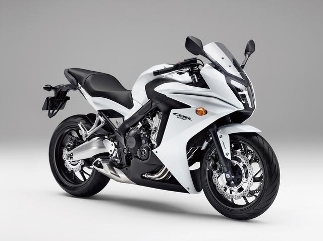 画像: H017 HONDA CBR650F ■価格:99万9000円 CBR650Fは「直4らしい伸びやかな吹け上がりと、トップ4000回転以下でも走行できるフレキシビリティ」という具体的な目標をもとに開発された。操縦フィールは自然で、ライダーの要求に忠実に応える。