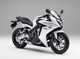 画像: H017 HONDA CBR650F ■価格:99万9000円 CBR650Fは「直4らしい伸びやかな吹け上がりと、トップ4000回転以下でも走行できるフレキシビリティ」という具体的な目標をもとに開発された。操縦フィールは自然で、ライダーの要求に忠実に応える。