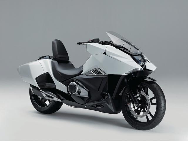 画像: H015 HONDA NM4-01/02 ■価格:102万600円(01)/118万2600円(02)※カラーオーダープラン2万1600円高 独自のスタイリングと、新感覚のライディングフィールはスーパースポーツともクルーザーとも一線を画する。独特なポジションと自動変速も可能な新型DCTを搭載。NM4-02はテール左右にユーティリティーボックスを装着。