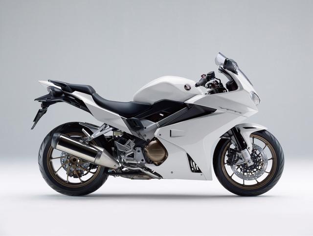 画像: H011 HONDA VFR800F ■価格:135万円 2014年に12年ぶりにフルチェンジされたVFR800F。外装や足周りは新設計、VTECを採用したV4エンジンと合わせ、高速クルージングはスーパースポーツやネイキッドと比べ物にならないほど快適だ。