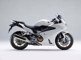 画像: H011 HONDA VFR800F ■価格:135万円 2014年に12年ぶりにフルチェンジされたVFR800F。外装や足周りは新設計、VTECを採用したV4エンジンと合わせ、高速クルージングはスーパースポーツやネイキッドと比べ物にならないほど快適だ。