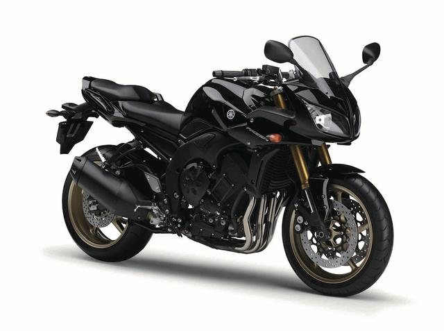 画像: Y014 YAMAHA FZ1 FAZER ■価格:108万円 2004年型YZF-R1ベースのエンジンをアップライトなポジションの車体に搭載するFZ1フェーザー。高速道路やワインディングなど、公道での走りが楽しいオールラウンドマシンだ。
