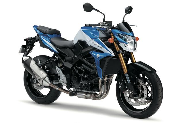 画像: S016 SUZUKI GSR750 ABS ■価格:96万9840円/100万2240円(2トーン) GSX-R750から受け継がれたコンパクトでパワフルな749cc水冷直4エンジンを専用デザインのスチールフレームへ搭載。戦闘的なスタイルも目立つ750スーパーネイキッド。