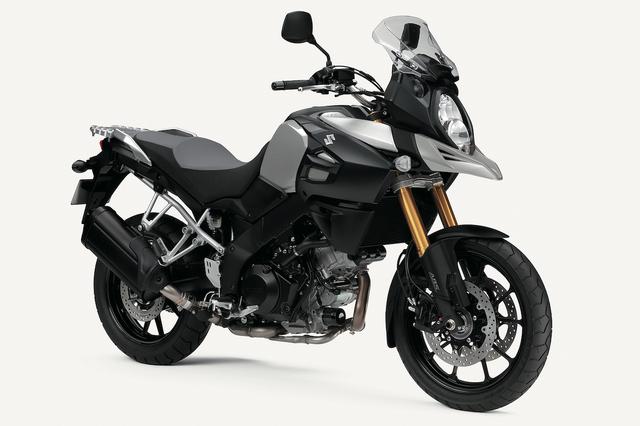 画像: S015 SUZUKI V-STROM1000ABS ■価格:140万4000円 他のアドベンチャーモデルとは一線を画した独特のスタイリングはビッグオフローダーの先駆けとなったDR800をモチーフとしたもの。クラッチアシストシステムやスズキ車初となるトラクションコントロールの採用など、最新テクノロジーも惜しみなく投入されている。