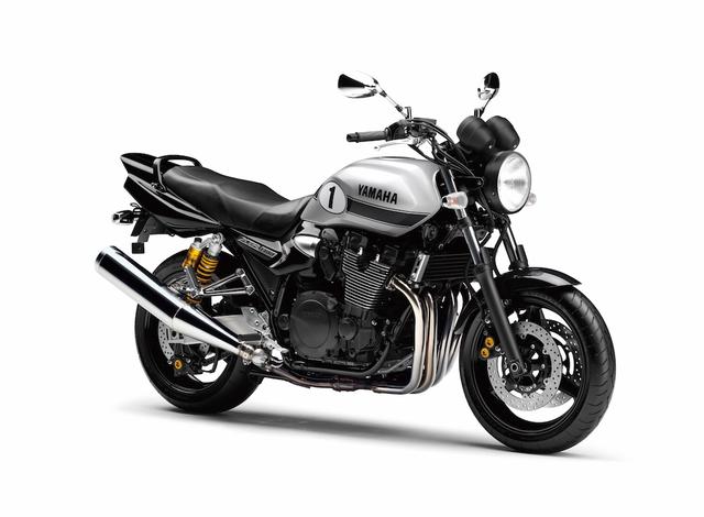画像: Y012 YAMAHA XJR1300 ■価格:111万2400円 美しいスタイルと優れたハンドリングが評価されているビッグネイキッド・XJR1300。エンジンも約25年の間、排気量アップやインジェクション化など熟成されてきたもの。