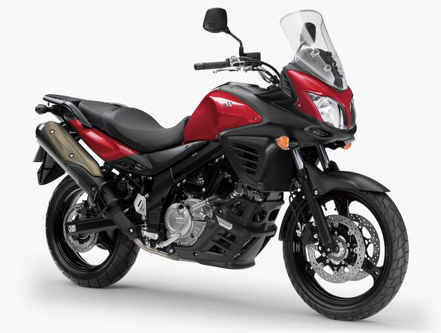 画像: S018 SUZUKI V-STROM650 ABS ■価格:90万7200円 程よい軽さとスリムさを両立した車体とグラディウス譲りのVツインエンジンを組み合わせたVストローム650。国内モデルはアンダーガードが装着され、ギア比もやや高速寄りに変更。