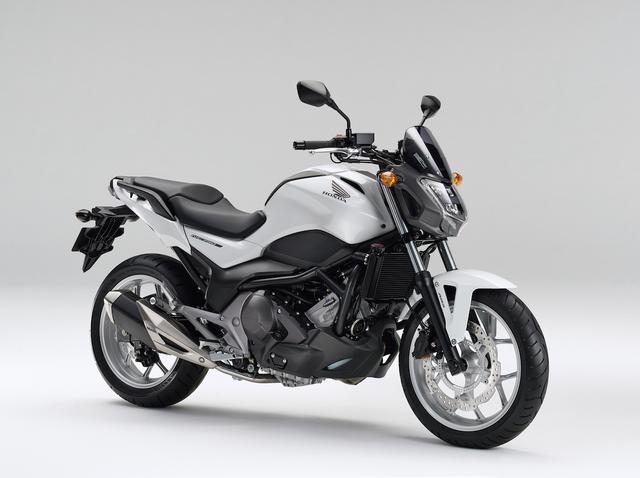 画像: H014 HONDA NC750S ■価格:69万120円〜82万2960円 前傾シリンダーのパラレルツインエンジンを持つ、ニューミッドコンセプトシリーズのロードスポーツ版。2016年モデルでは他のモデル同様フェイスリフトを受け、LEDヘッドライトや走行状況に応じてタコメーターの表示色が変わるカラー液晶メーターを採用。