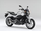 画像: H014 HONDA NC750S ■価格:69万120円〜82万2960円 前傾シリンダーのパラレルツインエンジンを持つ、ニューミッドコンセプトシリーズのロードスポーツ版。2016年モデルでは他のモデル同様フェイスリフトを受け、LEDヘッドライトや走行状況に応じてタコメーターの表示色が変わるカラー液晶メーターを採用。