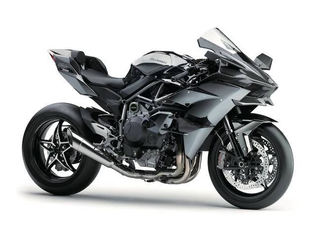 画像: K014 KAWASAKI NINJA H2R ■価格:572万4000円 スーパーチャージャー・エンジンによる異次元の動力性能が魅力のニンジャH2のサーキット専用モデル。カーボンパーツの採用などで軽量化し、エンジンは300PS‼ 超高速走行時のフロントリフトを防ぐウィングをカウルに装備。