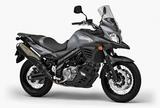 画像: S017 SUZUKI V-STROM650XT ABS ■価格:95万400円 卓越した扱いやすさで支持されているVストローム650に追加されたヘビーデューティ仕様がXT。前方に突き出したフロントカウルとスポークホイールを採用しているのが特徴。