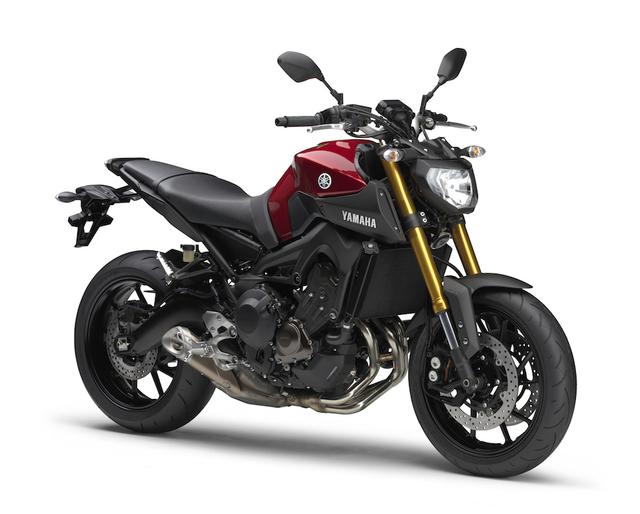 画像: Y017 YAMAHA MT-09/ABS ■価格:84万9960円/91万5840(ABS) シンプルさを極めた独特のスタイリングに、軽快なハンドリングと豪快な動力性能を兼ね備えた個性的なネイキッドスポーツとして、発売以来注目を集め続けているのがMT-09だ。2016年モデルでは、ABSを装備するモデルであるMT-09Aにトラクションコントロールが新たに搭載された。
