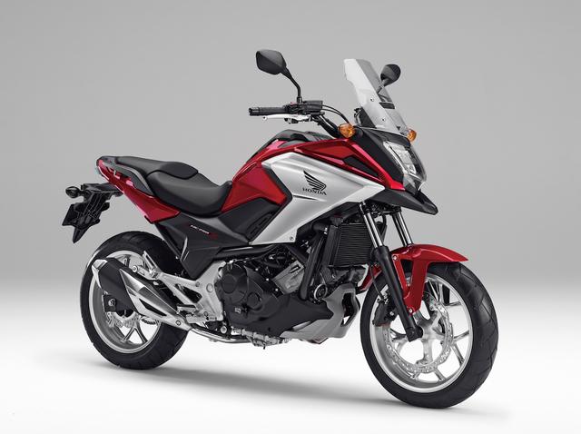 画像: H013 HONDA NC750X/ABS/Dual Clutch Transmission<ABS> ■価格:74万3040円/79万3800円(ABS)/85万9680円(DCT) 抜群の使い勝手と、マイルドで扱いやすいパワー特性、そしてスタイリッシュなフォルムで、デビューと同時に大ヒットモデルとなったホンダのNC750X。今年1月にはNCシリーズのモデルチェンジに合わせ、このXもフェイスリフトを敢行している。実用装備もアップデートされている。