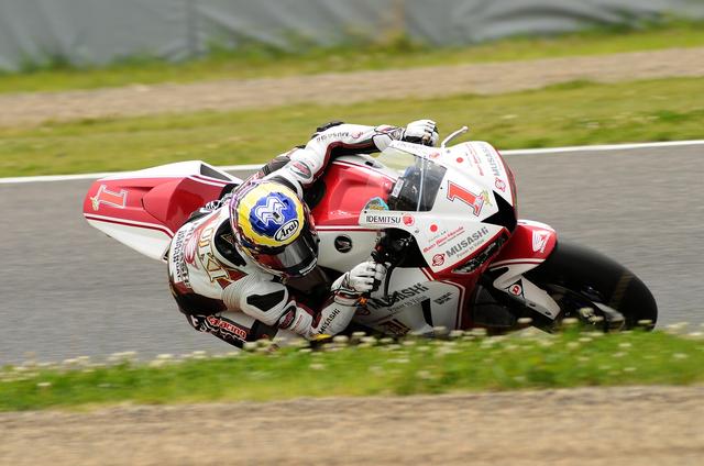 画像: 去年のチャンピオン、高橋ユウキ 「今年からスリックタイヤになって、ちょっとバイクまとまってないです」 ホームコースのここ鈴鹿で、マシンのベースセットが出せそうだ、とは小山も言ってましたね