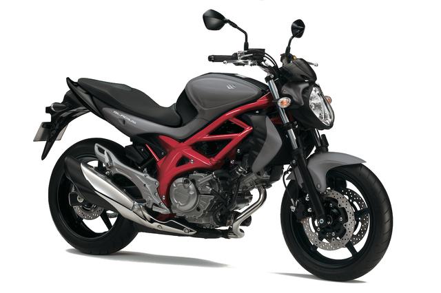 画像: S008 SUZUKI GLADIUS ABS ■価格:95万400円 独創性にあふれるスタイルと操る楽しさ、街に似合うファッション性を追求したグラディウス。トレリス構造のダイヤモンドフレームに中低速トルクを重視した90度Vツインを搭載する。