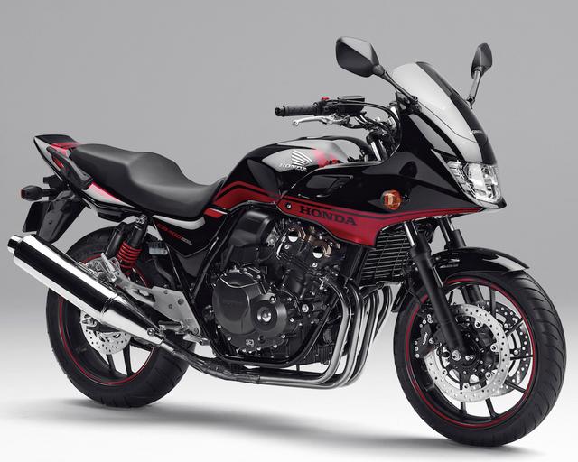 画像: H021 HONDA CB400 SUPERBOL D’OR/ABS/E PACKAGE/SE ■価格:85万8600円〜89万1000円/90万9360円〜94万1760円(ABS)/97万7400円〜100万9800円(E PACKAGE)/95万7960円(SE) 昨年、フロントカウルがよりシャープなデザインに変更されたCB400スーパーボルドールファミリー。日本を代表する400㏄スポーツとしてベスト&ロングセラーの人気は健在だ。スタンダードは全4色展開で、ABSの有無やグリップヒーターとETC車載器を販売店オプションで装備するEパッケージも選べる。