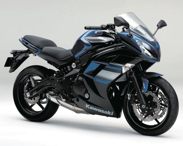 画像: K016 KAWASAKI NINJA400/SE ■価格:66万8520円/74万880円 (ABS SE) 輸出モデルのニンジャ650をベースに、開発された国内向け400cc版。スチール製ダブルぺリメターフレームやサスペンションなど基本構成はNinja650譲り。SEはABSを装備し、専用のカラーリングを採用した上級モデル。