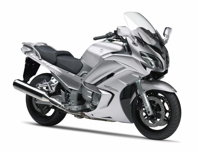 画像: Y002 YAMAHA FJR1300A/AS ■未定 欧州で高い評価を受けるスポーツツアラー・FJR1300がモデルチェンジ。ヘッドライト、テールランプのLED化&デザイン変更に加え、メカニズム面ではミッションの6速化で高速巡航性能を向上。同時にスリッパークラッチも装備された。