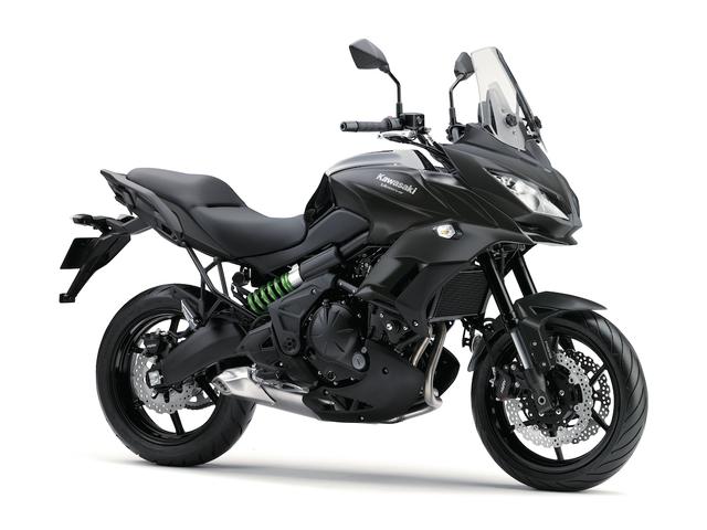 画像: K011 KAWASAKI VERSYS650 ABS ■価格:93万9600円 2015年モデルでスタイリングを一新、フロントマスクにシャープな2眼ヘッドライトを装着、スポーティさが増したヴェルシス650。特徴のストロークが長いサスは受け継がれた。
