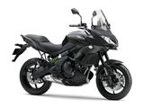 画像: K011 KAWASAKI VERSYS650 ABS ■価格:93万9600円 2015年モデルでスタイリングを一新、フロントマスクにシャープな2眼ヘッドライトを装着、スポーティさが増したヴェルシス650。特徴のストロークが長いサスは受け継がれた。