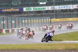 画像: スタートシーンはこんな感じ。雨路面で、すでに#68前田がレースをリードしています